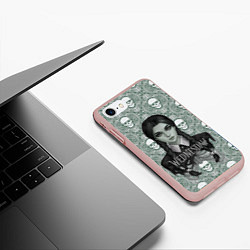 Чехол iPhone 7/8 матовый Уэнсдэй на фоне черепков, цвет: 3D-светло-розовый — фото 2