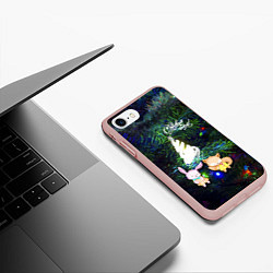 Чехол iPhone 7/8 матовый Новый год 2023 зайчик и лисёнок возле ёлочки, цвет: 3D-светло-розовый — фото 2