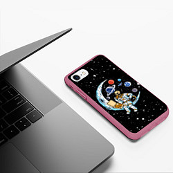 Чехол iPhone 7/8 матовый Skeleton astronaut eats pizza while sitting on the, цвет: 3D-малиновый — фото 2