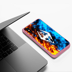 Чехол iPhone XS Max матовый TES SKYRIM BATTLE FIRE БИТВА ОГНЕЙ, цвет: 3D-малиновый — фото 2