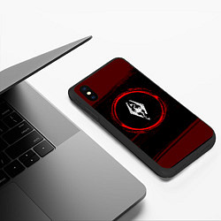 Чехол iPhone XS Max матовый Символ Skyrim и краска вокруг на темном фоне, цвет: 3D-черный — фото 2