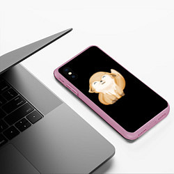 Чехол iPhone XS Max матовый Лисёнок нежиться на чёрном фоне, цвет: 3D-розовый — фото 2