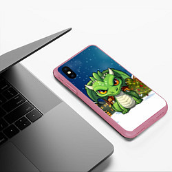 Чехол iPhone XS Max матовый Зеленый дракон на фоне города, цвет: 3D-малиновый — фото 2