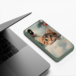 Чехол iPhone XS Max матовый Маленький котенок на снегу с новогодними шариками, цвет: 3D-темно-зеленый — фото 2