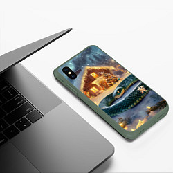 Чехол iPhone XS Max матовый Большая змея на фоне новогоднего дома, цвет: 3D-темно-зеленый — фото 2