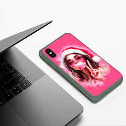 Чехол iPhone XS Max матовый Девушка в шапке Санты надувает жвачку, цвет: 3D-темно-зеленый — фото 2