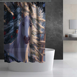 Шторка для душа Белая лошадь на фоне елки, цвет: 3D-принт — фото 2