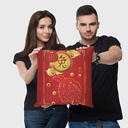 Подушка квадратная Китайский иероглиф и золотой кролик на красном фон, цвет: 3D-принт — фото 2