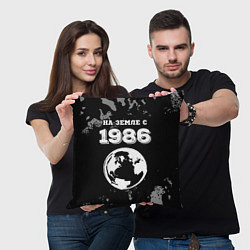 Подушка квадратная На Земле с 1986: краска на темном, цвет: 3D-принт — фото 2
