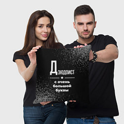 Подушка квадратная Дзюдоист с очень большой буквы на темном фоне, цвет: 3D-принт — фото 2