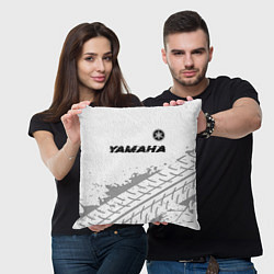 Подушка квадратная Yamaha speed на светлом фоне со следами шин: симво, цвет: 3D-принт — фото 2