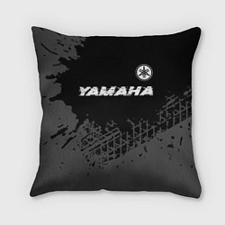 Подушка квадратная Yamaha speed на темном фоне со следами шин: символ, цвет: 3D-принт