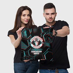 Подушка квадратная Manchester United FC в стиле glitch на темном фоне, цвет: 3D-принт — фото 2