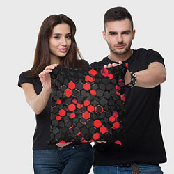 Подушка квадратная Красно-серые шестиугольники на чёрном фоне, цвет: 3D-принт — фото 2