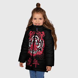 Куртка зимняя для девочки Год тигра: китайский гороскоп, цвет: 3D-черный — фото 2