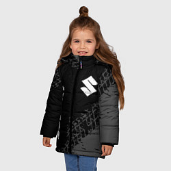 Куртка зимняя для девочки Suzuki Speed на темном фоне со следами шин, цвет: 3D-черный — фото 2