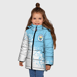 Куртка зимняя для девочки Manchester city белые брызги на голубом фоне, цвет: 3D-черный — фото 2
