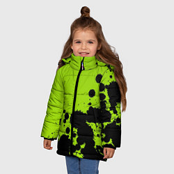 Куртка зимняя для девочки Чёрные кляксы на зелёном фоне, цвет: 3D-черный — фото 2