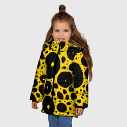 Куртка зимняя для девочки Черные пятна на желтом фоне, цвет: 3D-черный — фото 2