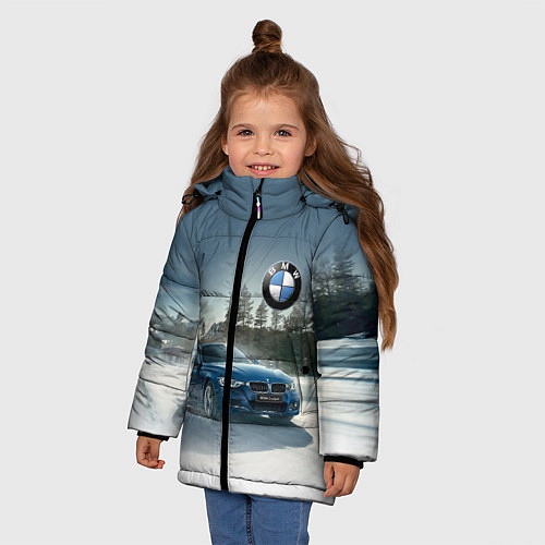 Зимняя куртка для девочки Крутая бэха мчится по лесной дороге / 3D-Светло-серый – фото 3