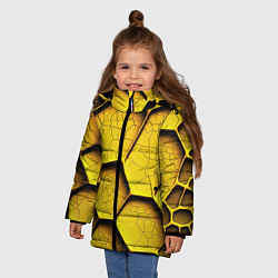 Куртка зимняя для девочки Желтые шестиугольники с трещинами - объемная текст, цвет: 3D-черный — фото 2