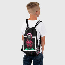 Рюкзак-мешок ИГРА В КАЛЬМАРА SQUID GAME СТРАЖ, цвет: 3D-принт — фото 2