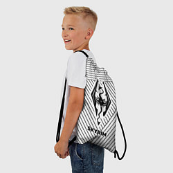 Рюкзак-мешок Символ Skyrim на светлом фоне с полосами, цвет: 3D-принт — фото 2