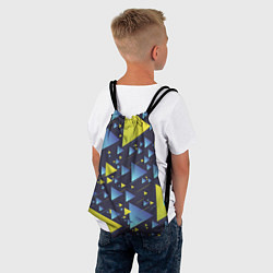 Рюкзак-мешок Абстракция Из Жёлтых и Синих Треугольников На Тёмн, цвет: 3D-принт — фото 2