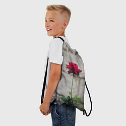 Рюкзак-мешок Роза на фоне серой стены, цвет: 3D-принт — фото 2