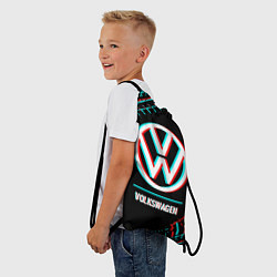 Рюкзак-мешок Значок Volkswagen в стиле glitch на темном фоне, цвет: 3D-принт — фото 2