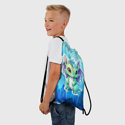 Рюкзак-мешок Маленький зеленый дракон на фоне синих елок, цвет: 3D-принт — фото 2