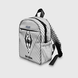 Детский рюкзак Символ Skyrim на светлом фоне с полосами, цвет: 3D-принт — фото 2
