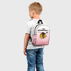 Детский рюкзак Чикаго Блэкхокс - красные треугольники с градиенто, цвет: 3D-принт — фото 2