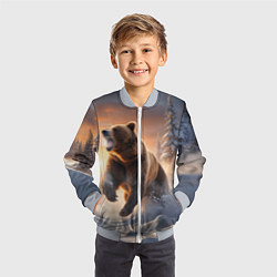 Бомбер детский Бурый медведь в лесу, цвет: 3D-серый — фото 2