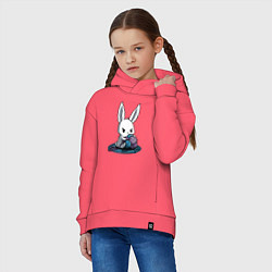 Толстовка оверсайз детская Зайчонок обнял клубки The bunny hugged the balls, цвет: коралловый — фото 2