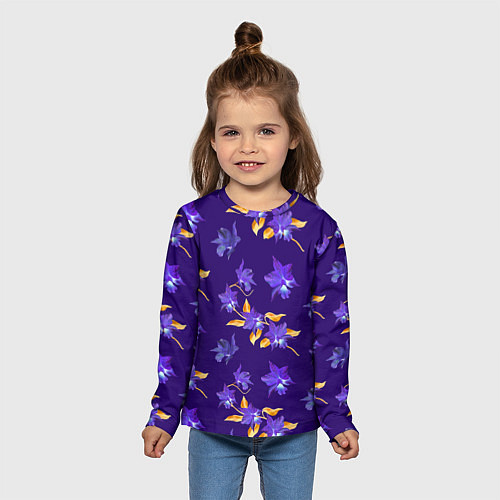 Детский лонгслив Цветы Фиолетовые Ирисы На Синем Фоне / 3D-принт – фото 5