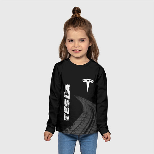 Детский лонгслив Tesla speed на темном фоне со следами шин вертикал / 3D-принт – фото 5