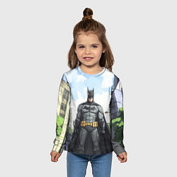 Лонгслив детский Бэтмен стоит на улице, цвет: 3D-принт — фото 2