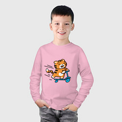 Лонгслив хлопковый детский Тигренок на самокате, цвет: светло-розовый — фото 2