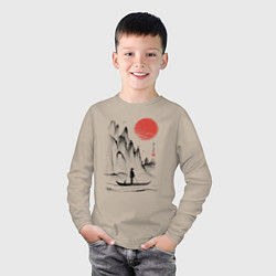 Лонгслив хлопковый детский Традиционный японский пейзаж с рыбаком и горами, цвет: миндальный — фото 2