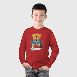 Лонгслив хлопковый детский Плюшевый медведь на скамейке, цвет: красный — фото 2