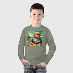 Лонгслив хлопковый детский Забавная капибара в шляпе и костюме пьет чай в сти, цвет: авокадо — фото 2