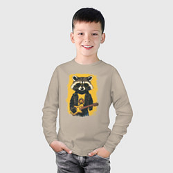 Лонгслив хлопковый детский Енот рокер играет на гитаре, цвет: миндальный — фото 2