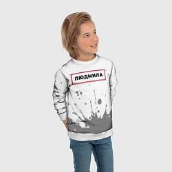 Свитшот детский Людмила - в красной рамке на светлом, цвет: 3D-белый — фото 2