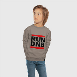 Свитшот хлопковый детский RUN DNB, цвет: утренний латте — фото 2