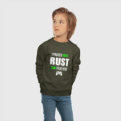 Свитшот хлопковый детский I Paused Rust To Be Here с зелеными стрелками, цвет: хаки — фото 2