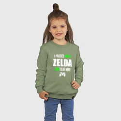 Свитшот хлопковый детский I Paused Zelda To Be Here с зелеными стрелками, цвет: авокадо — фото 2