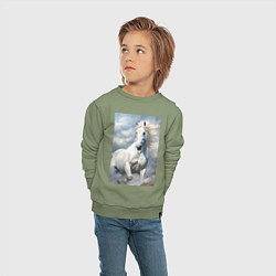 Свитшот хлопковый детский Белая лошадь на фоне неба, цвет: авокадо — фото 2