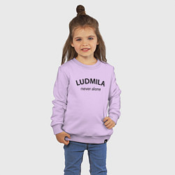 Свитшот хлопковый детский Ludmila never alone - motto, цвет: лаванда — фото 2