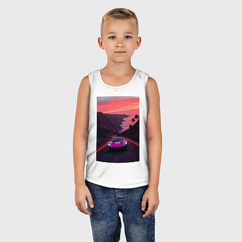 Детская майка Суперкар едет по дороге около океана / Белый – фото 5